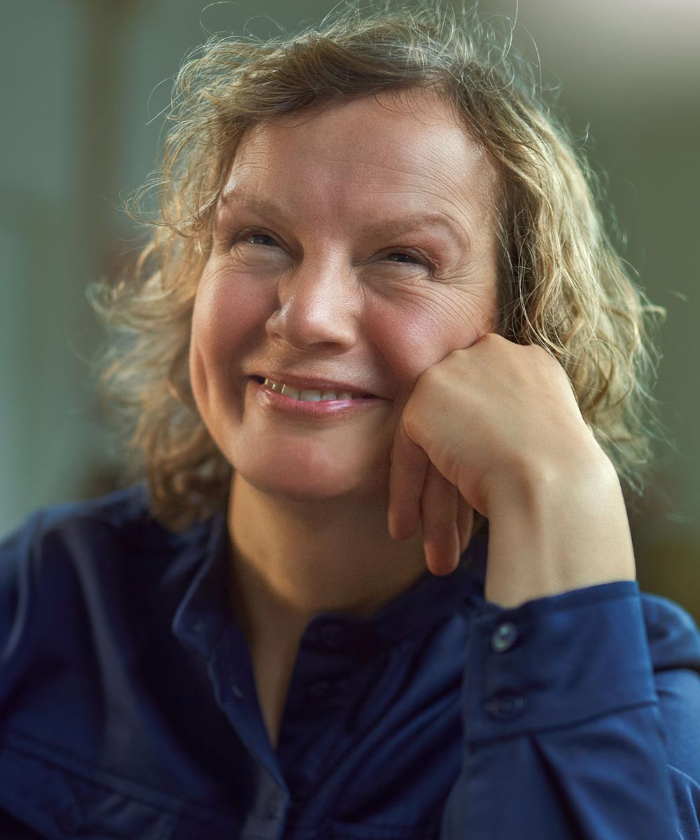 Goldschmiedin und Kursleiterin Alexandra Bart in der coopgold Schmuckwerkstatt Berlin im Aufbau Haus am Moritzplatz