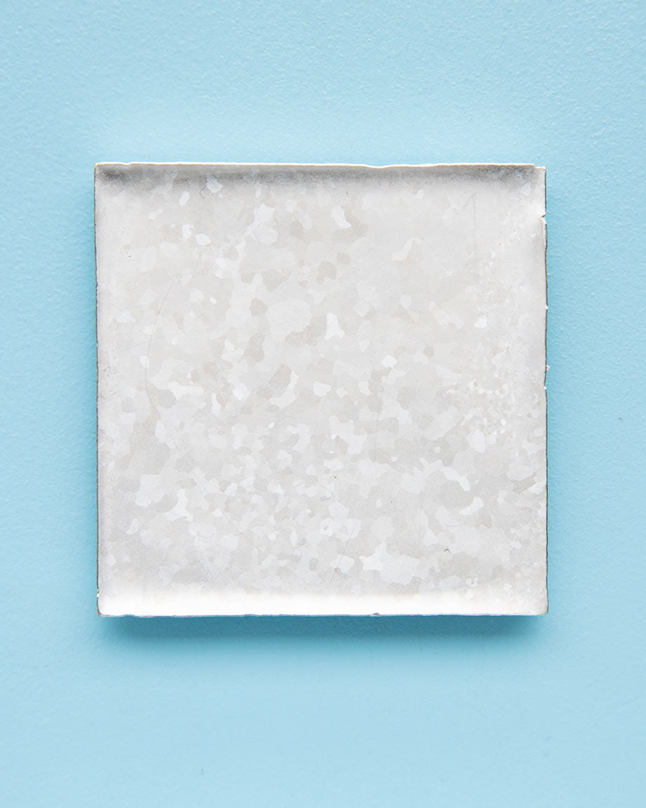 Alexandra Bart stellt Brosche aus Silber in der coopgold Schmuckwerkstatt Berlin aus