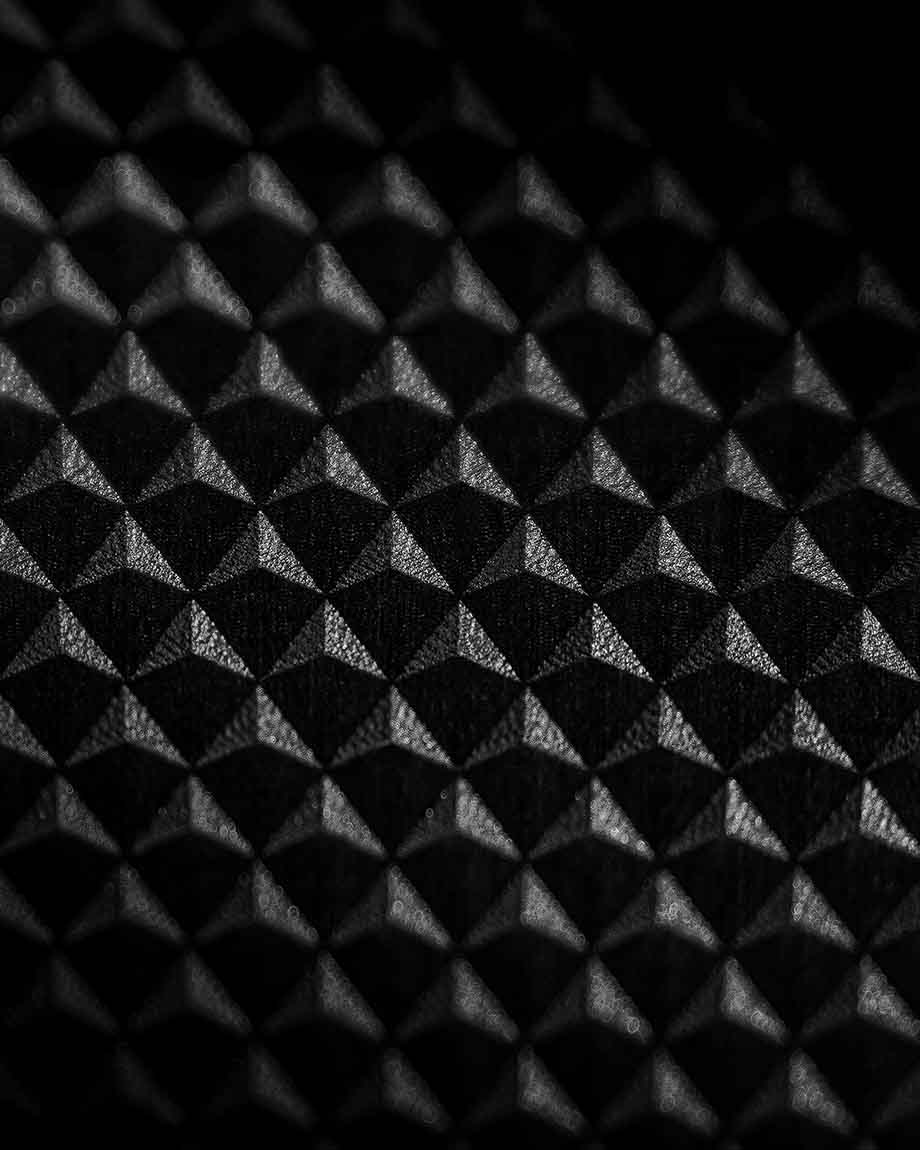 Geometrische Oberfläche der facettenreiche Brosche von Fine Principles aus Berlin — gestaltet von Alexandra Schwarzwald