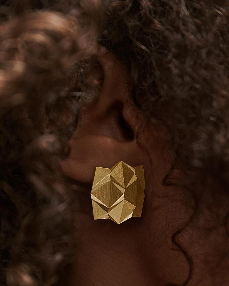 Goldener und geometrischer Ohrring von Fine Principles aus Berlin — facettenreich gestaltet von Alexandra Schwarzwald