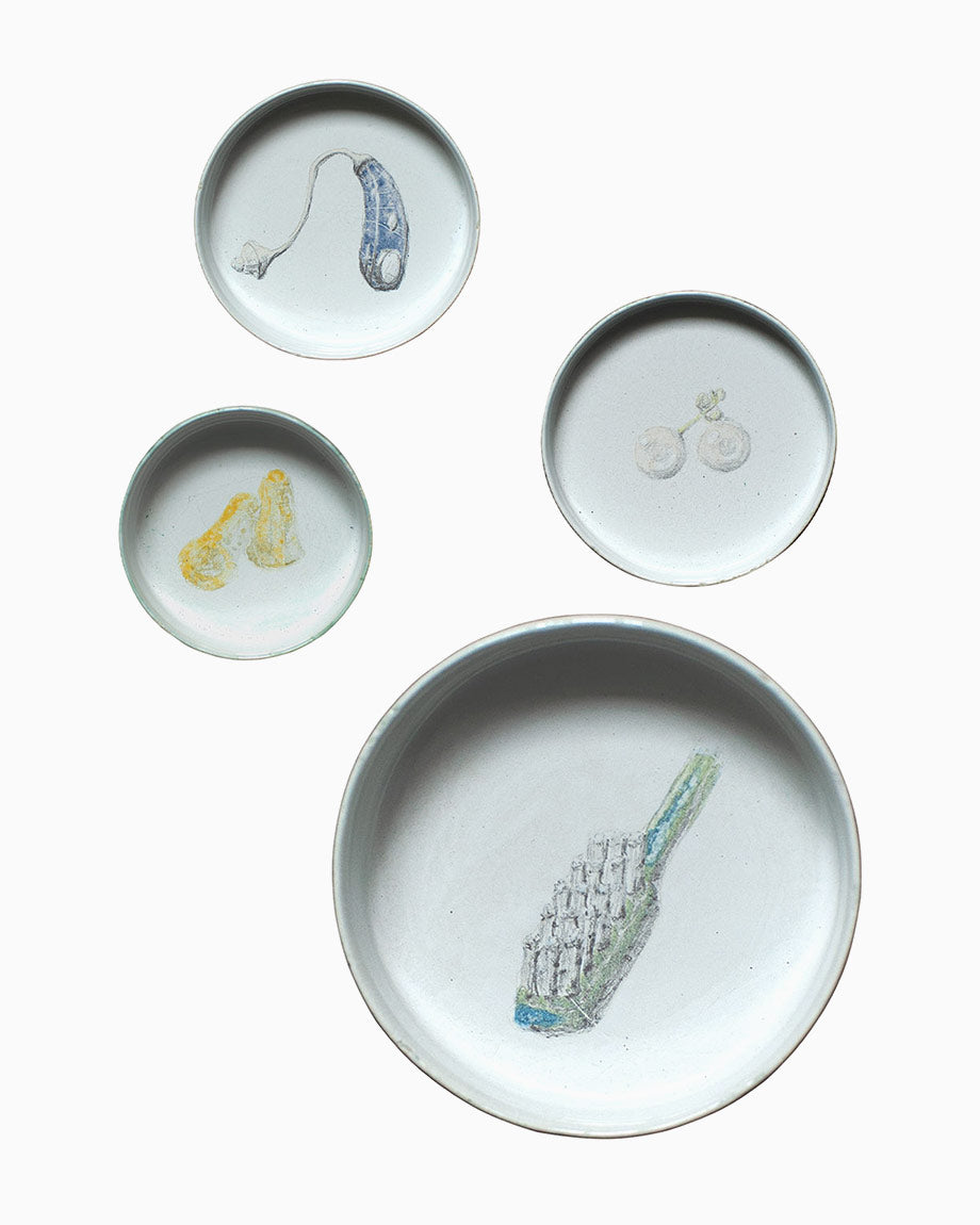 Goldschmiedin und Künstlerin Daniela Trabold präsentiert Objekte in der coopgold Schmuckwerkstatt Berlin