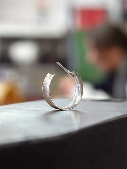 Arbeiten mit Metall und Form in der coopgold Schmuckwerkstatt Berlin im Goldschmiedekurs — DIY Schmuck lernen für Anfänger und Fortgeschrittene