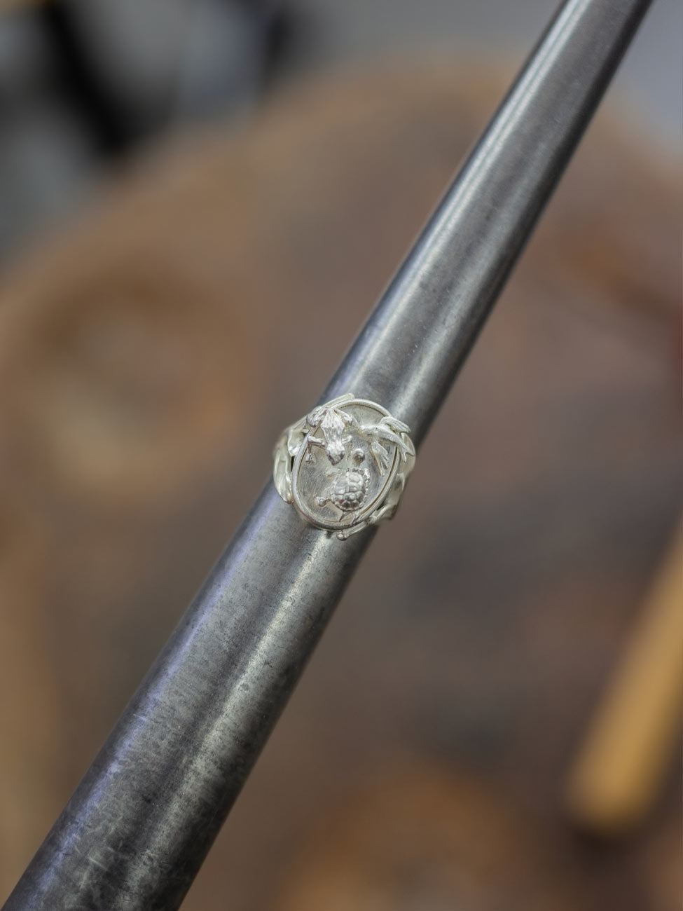 Handgemachter Schmuck entsteht in der coopgold Schmuckwerkstatt Berlin im kreativen Prozess in Goldschmiedekursen und Workshops