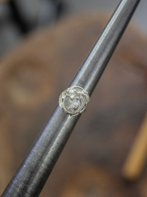 Handgemachter Schmuck entsteht in der coopgold Schmuckwerkstatt Berlin im kreativen Prozess in Goldschmiedekursen und Workshops