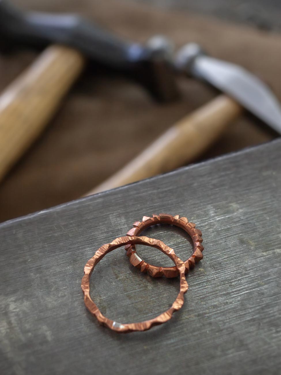 Kreatives Arbeiten im DIY Goldschmiedekurs der coopgold Schmuckwerkstatt Berlin mit Fokus auf eigenes Schmuckdesign