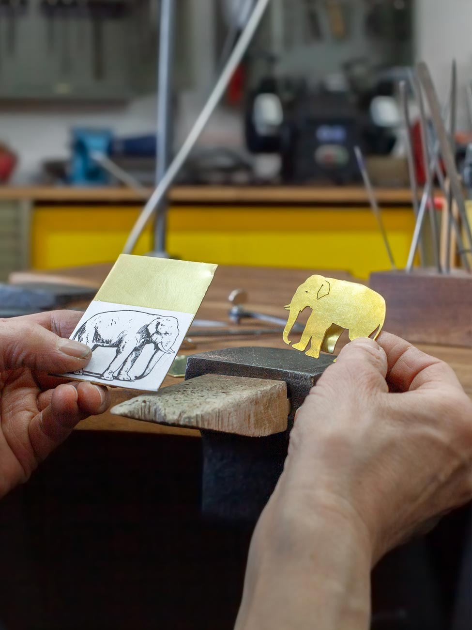 Schmuckgestaltung von der Idee bis zum fertigen Stück in der coopgold Schmuckwerkstatt Berlin — Goldschmiedekurse und Workshops