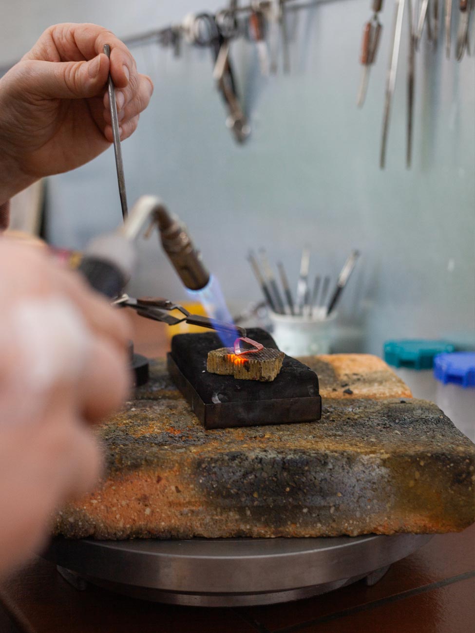 Handwerkliche Schmuckgestaltung in der coopgold Schmuckwerkstatt Berlin im praktischen Kurs für Anfänger und Fortgeschrittene