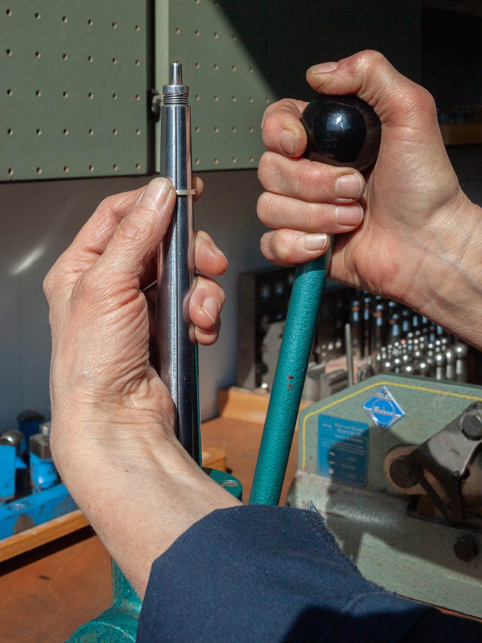 Schmuck selber machen im Goldschmiedekurs in der coopgold Schmuckwerkstatt Berlin im Aufbau Haus, DIY