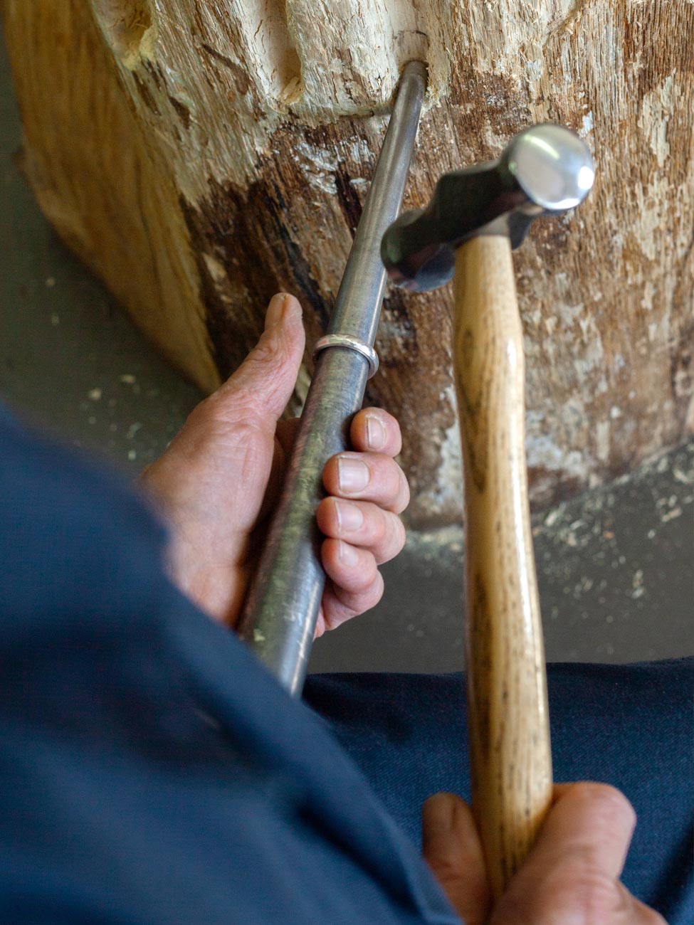 Goldschmieden lernen in der coopgold Schmuckwerkstatt Berlin im DIY Goldschmiedekurs — Schmuck selber machen für Anfänger