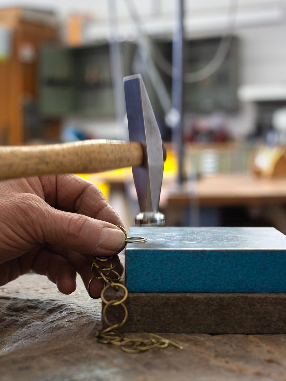 Einblicke in den Goldschmiedekurs der coopgold Schmuckwerkstatt Berlin beim Schmuck selber machen — DIY Ösenkette