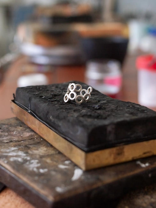 Praktischer Goldschmiedekurs in der coopgold Schmuckwerkstatt Berlin für eigene handgefertigte Ringe aus Silber