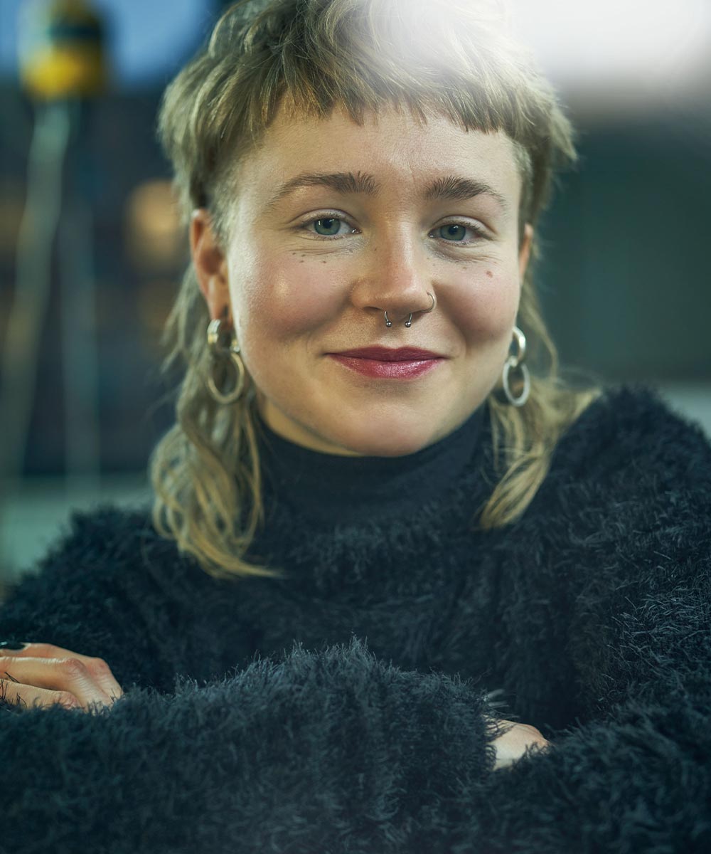 Goldschmiedin und Kursleiterin Iris Ehrhardt in der coopgold Schmuckwerkstatt Berlin im Aufbau Haus am Moritzplatz