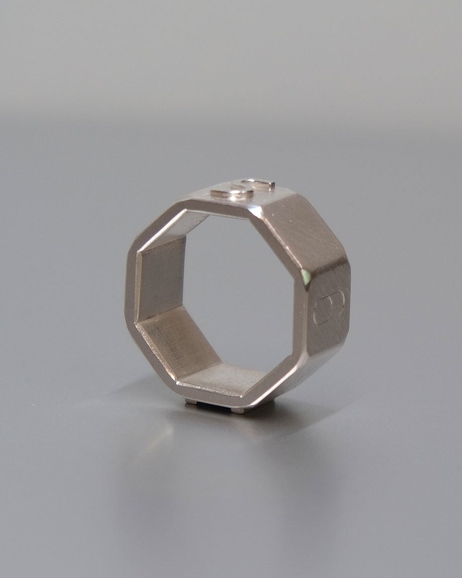 Iris Ehrhardt zeigt Ring aus Silber in der coopgold Schmuckwerkstatt Berlin als Kursleiterin