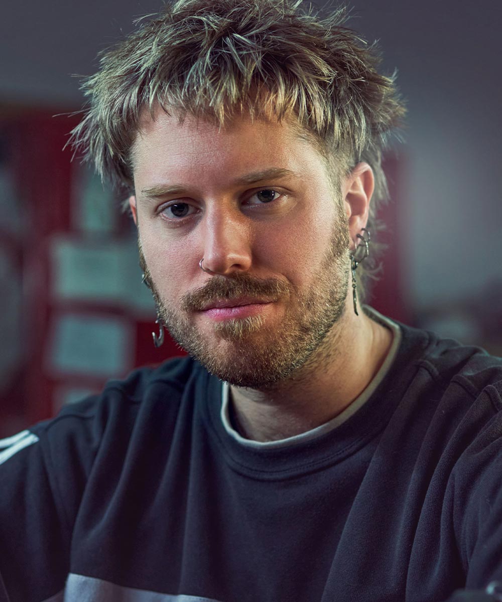 Goldschmied und Kursleiter Lars Hegny in der coopgold Schmuckwerkstatt Berlin im Aufbau Haus am Moritzplatz