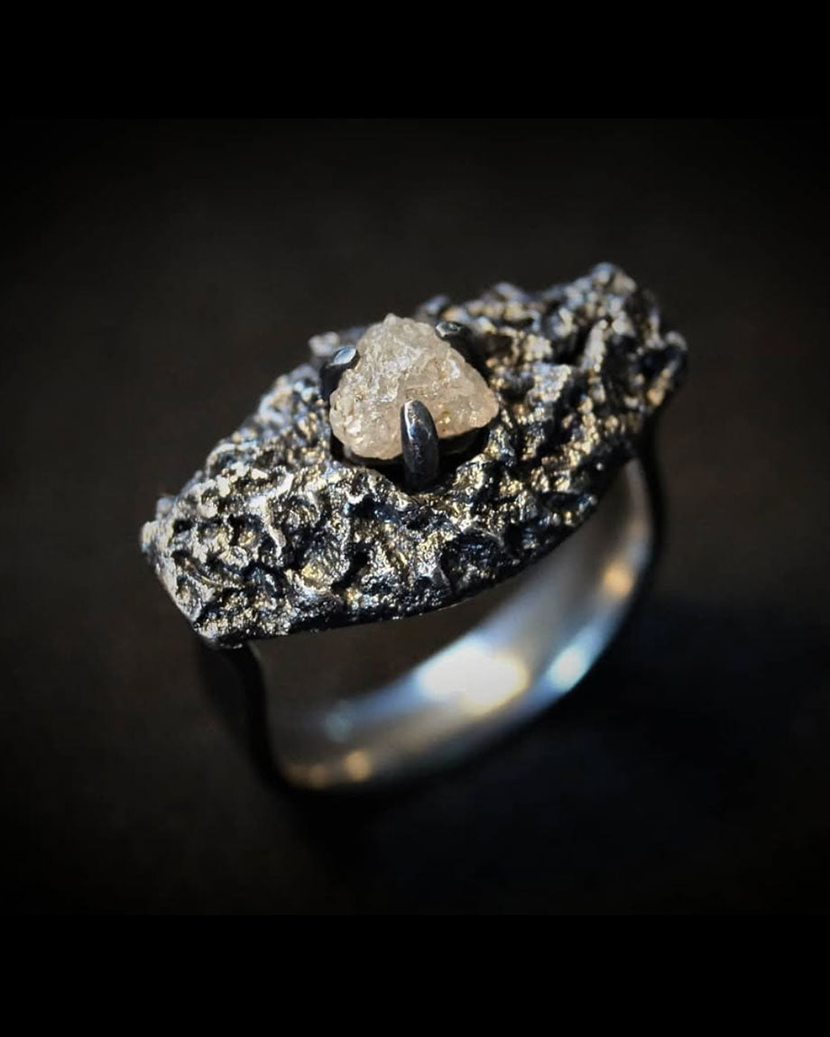 Kursleiter Lars Hegny mit handgefertigtem Ring aus Silber mit Diamant — coopgold Schmuckwerkstatt Berlin