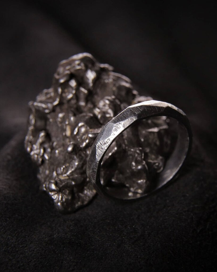 Kursleiter Lars Hegny von coopgold Berlin mit facettiertem Ring aus 925 Silber