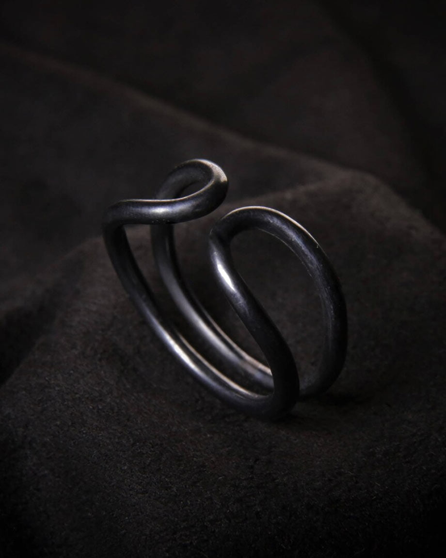 Oxidierter Ring aus Silber von Kursleiter Lars Hegny bei coopgold Schmuckwerkstatt Berlin