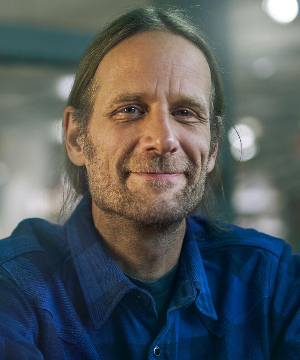 Goldschmied und Gründer Sven Mahnkopf in der coopgold Schmuckwerkstatt Berlin im Aufbau Haus am Moritzplatz