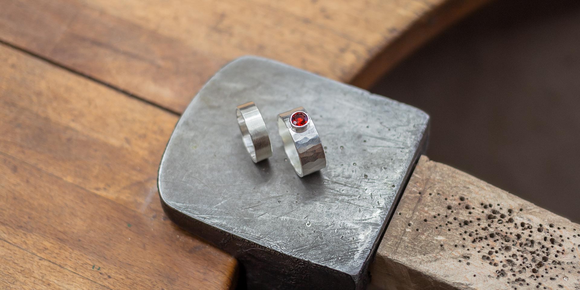 Eheringe individuell gestalten in der coopgold Schmuckwerkstatt Berlin — DIY Trauringkurs aus Silber und Gold für persönlichen Schmuck