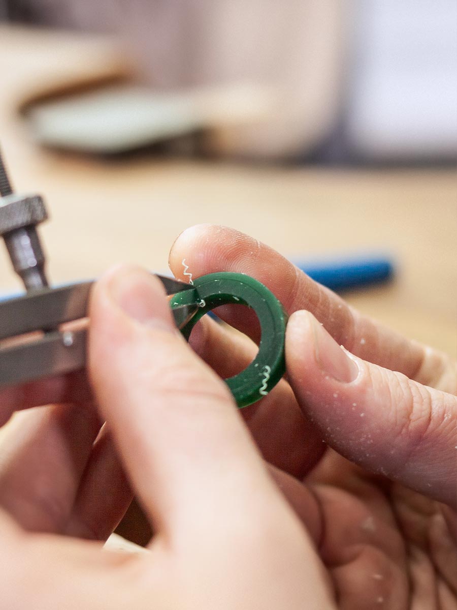 Silber- und Goldringe im DIY Sandguss Trauringkurs bei coopgold Schmuckwerkstatt Berlin — Eheringe aus Wachs selber gestalten