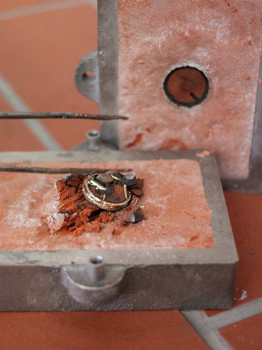 Trauringkurs in der coopgold Schmuckwerkstatt Berlin — Eheringe selber gestalten im DIY Sandguss Verfahren aus Silber oder Gold
