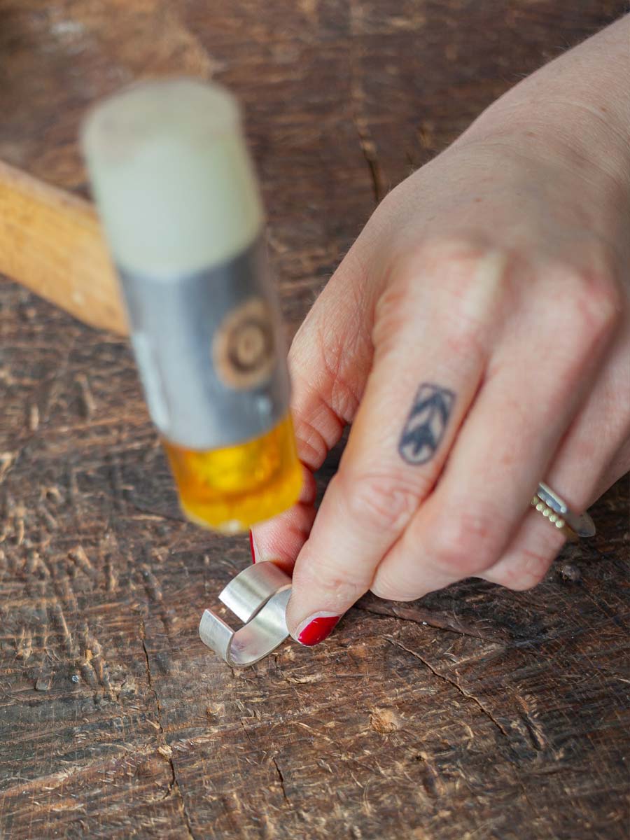 Trauringkurs bei coopgold Schmuckwerkstatt Berlin — persönlicher Schmuck und Eheringe im DIY Schmieden aus Silber oder Gold