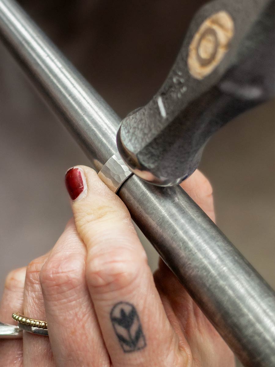 DIY Trauringkurs in der coopgold Schmuckwerkstatt in Berlin — persönliche Eheringe selber schmieden aus Silber oder Gold