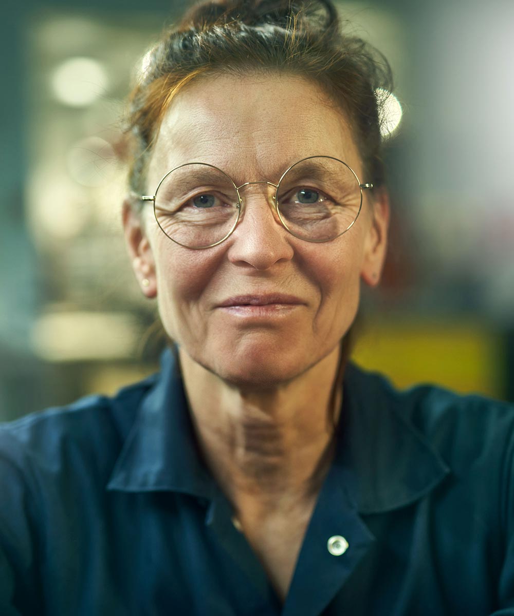 Goldschmiedin und Kursleiterin Ulrike Hamm in der coopgold Schmuckwerkstatt Berlin im Aufbau Haus am Moritzplatz