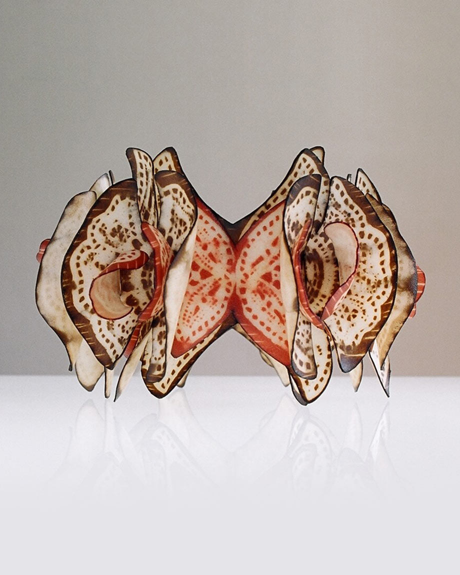 Ulrike Hamm in der coopgold Schmuckwerkstatt Berlin mit handgefertigtem Schmuck aus echtem Pergament