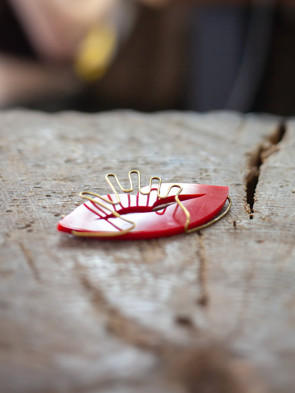 Brosche von Daniela Malev im Workshop Broschierungen in der coopgold Schmuckwerkstatt Berlin — DIY Schmuck selber gestalten