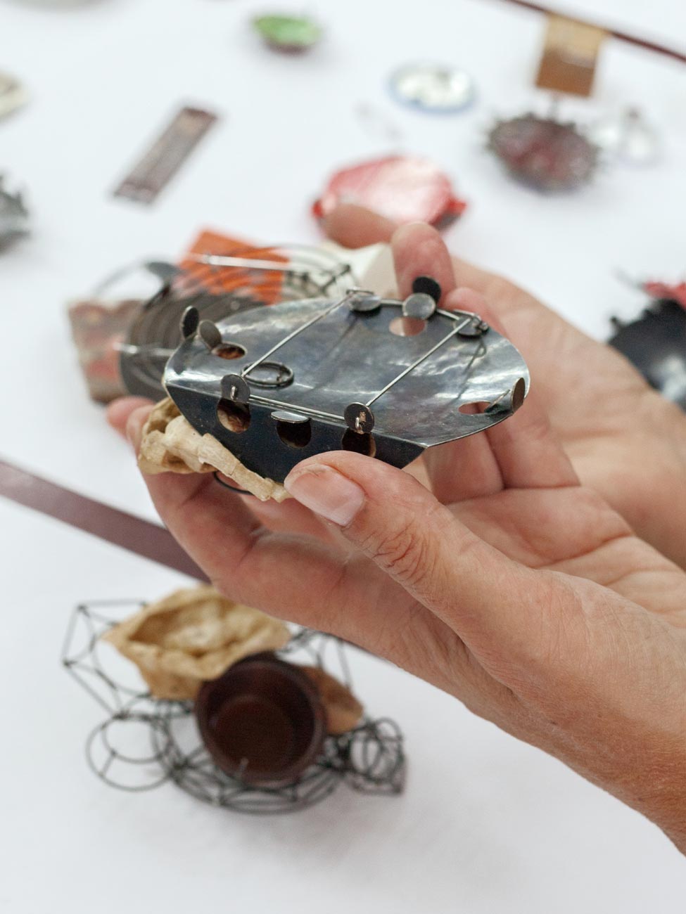 Rückseite einer Brosche im DIY Workshop Broschierungen in der coopgold Schmuckwerkstatt Berlin — Arbeit von Daniela Malev