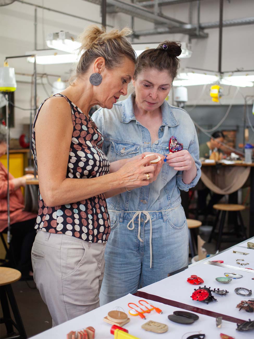 Daniela Malev lehrt im Workshop Broschierungen in der coopgold Schmuckwerkstatt Berlin — Brosche und ihre Rückseite