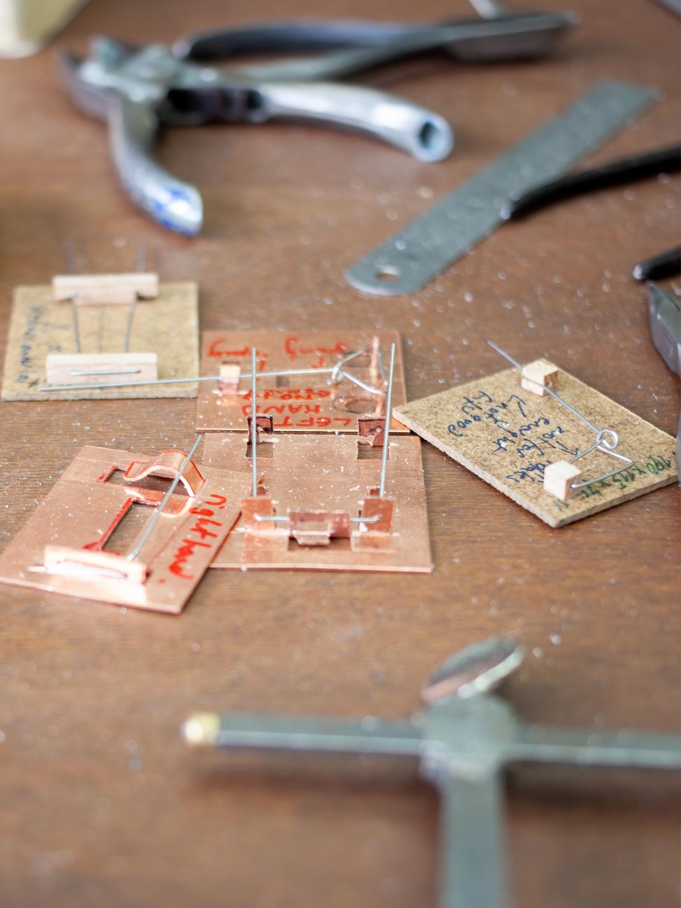 Übungen zur Brosche im Workshop Broschierungen mit Daniela Malev in der coopgold Schmuckwerkstatt Berlin — selber Schmuckgestaltung lernen, DIY