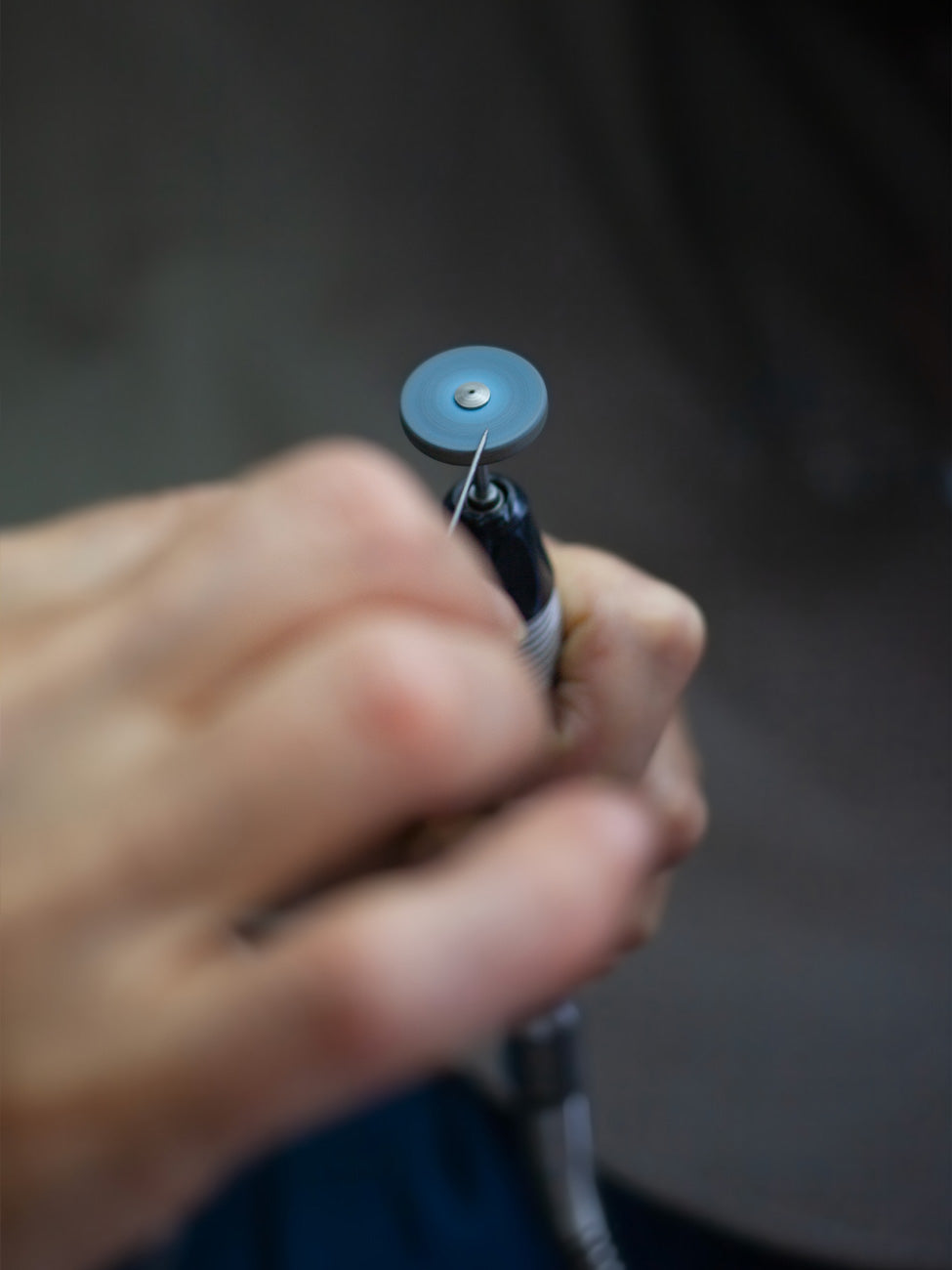 DIY Workshop Broschierungen mit Daniela Malev in der coopgold Schmuckwerkstatt Berlin — Herstellung einer Nadel für eine Brosche