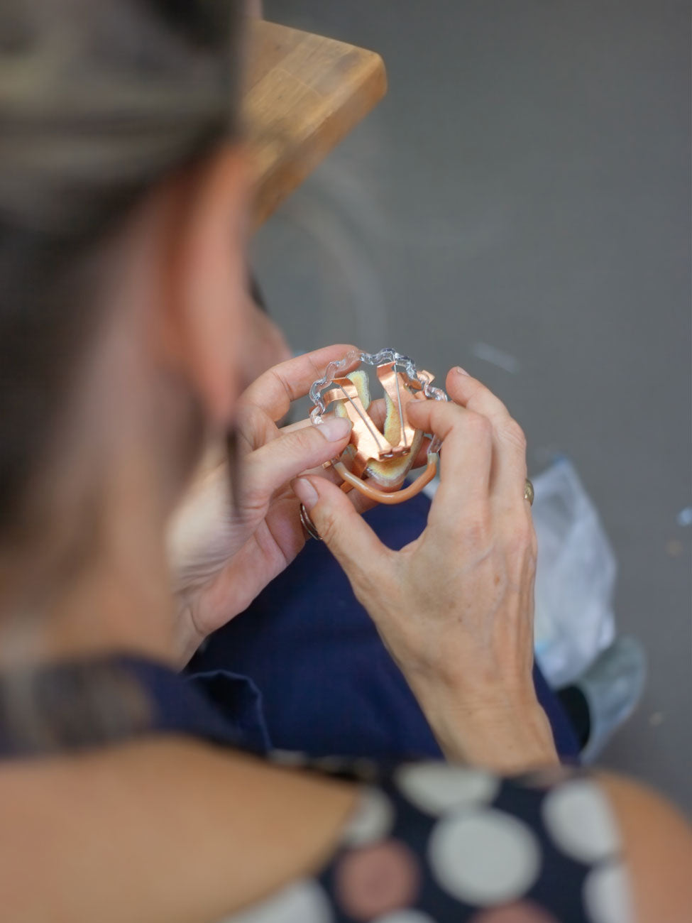 Workshop Broschierungen mit Daniela Malev in der coopgold Schmuckwerkstatt Berlin — Rückseite einer Brosche im Detail