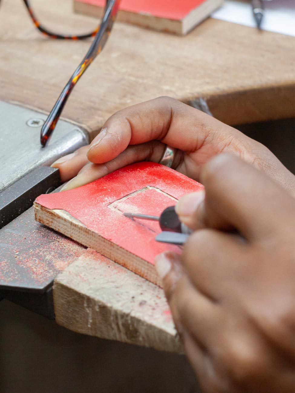 Rückseite einer Brosche im DIY Workshop Broschierungen mit Daniela Malev in der coopgold Schmuckwerkstatt Berlin