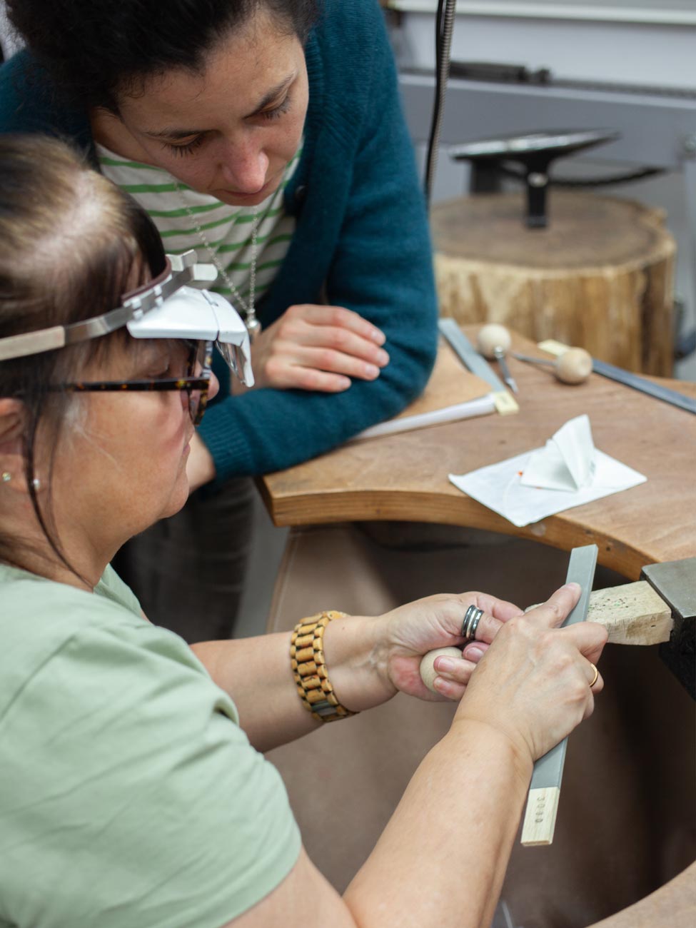 Bianka Kothikawaththa im DIY Workshop Edelsteinfassen in der coopgold Schmuckwerkstatt in Berlin, Aufbau Haus