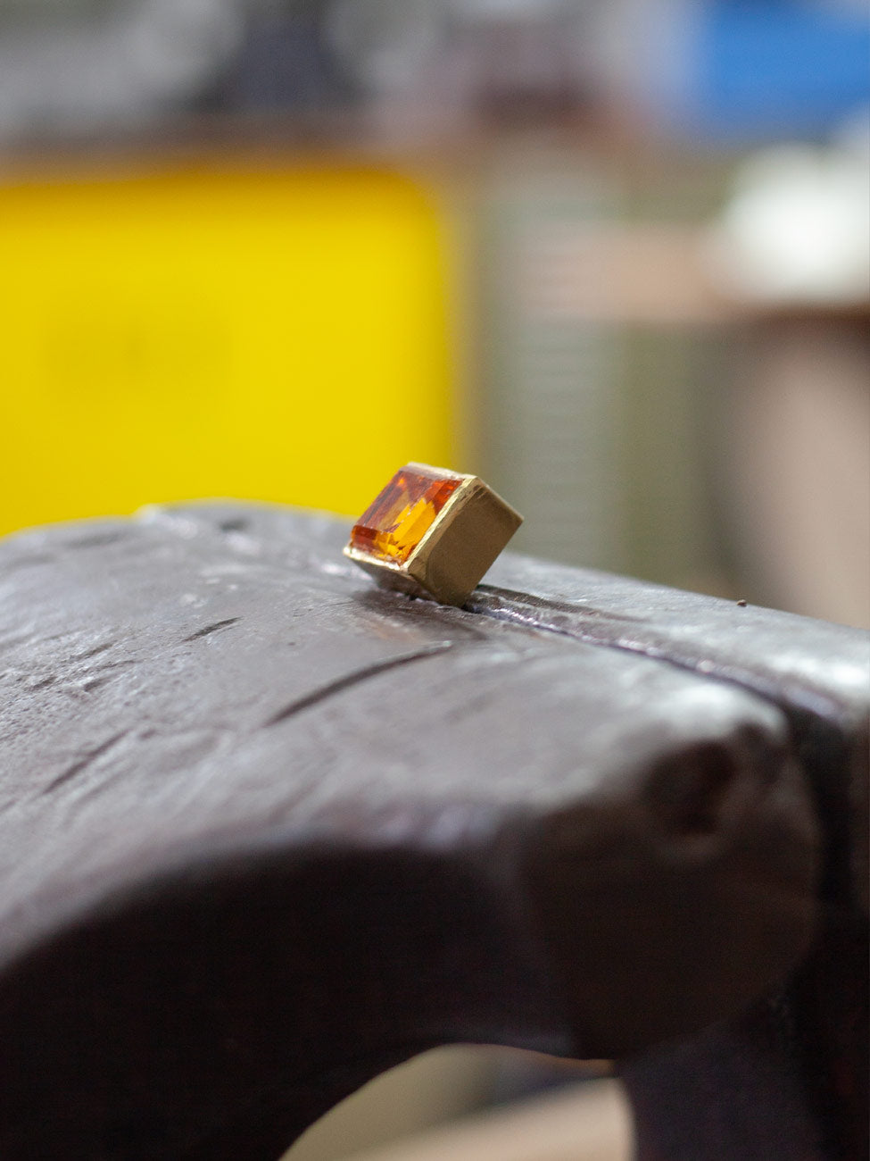 DIY — Schmuck gestalten im Workshop Edelsteinfassen in der coopgold Schmuckwerkstatt Berlin mit Bianka