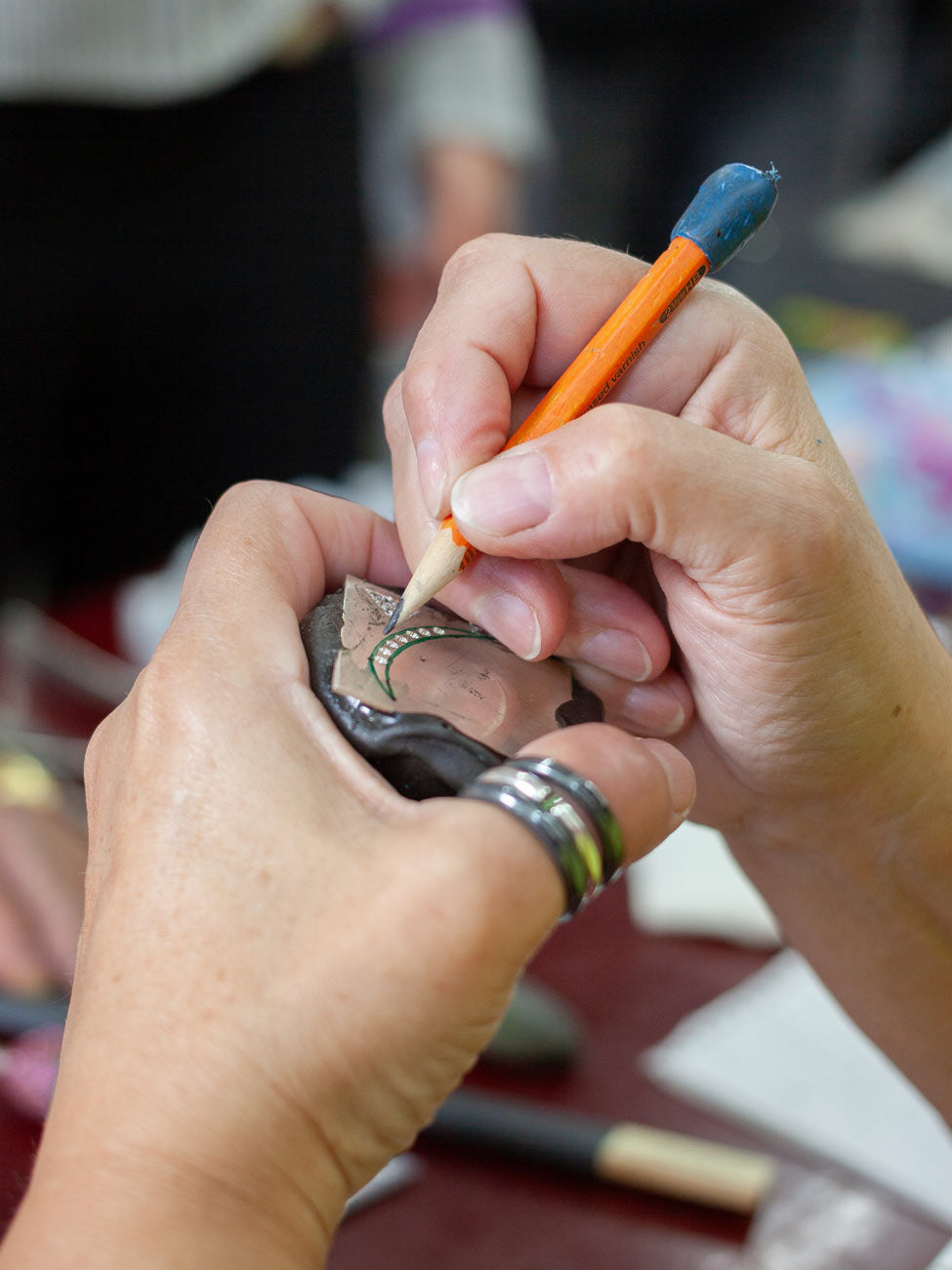 Steine einreiben und setzen im Workshop Edelsteinfassen in der coopgold Schmuckwerkstatt Berlin mit Bianka, DIY für Anfänger