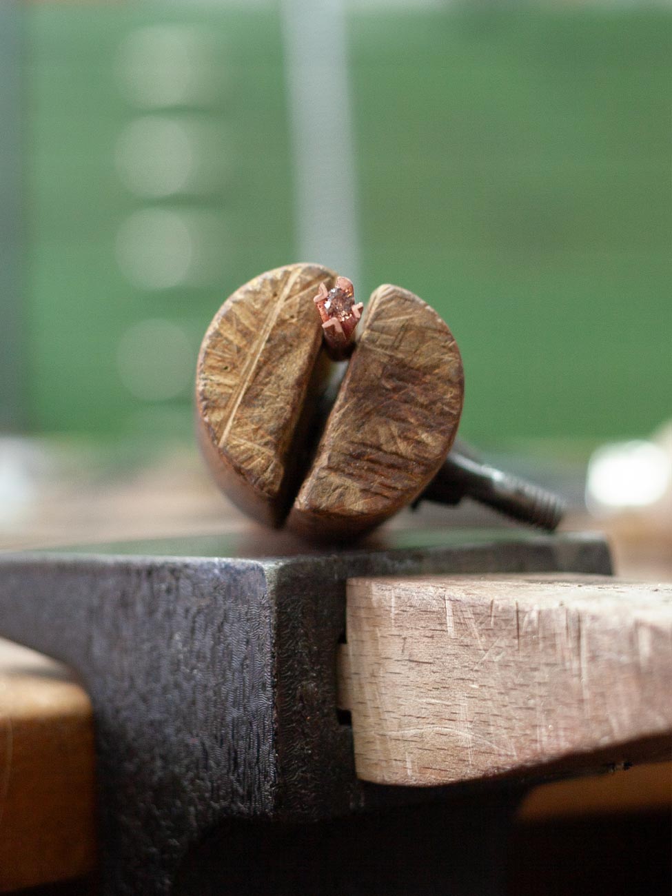 Edelsteinfassen Workshop in der coopgold Schmuckwerkstatt Berlin — Steine selber setzen für individuellen Schmuck, DIY