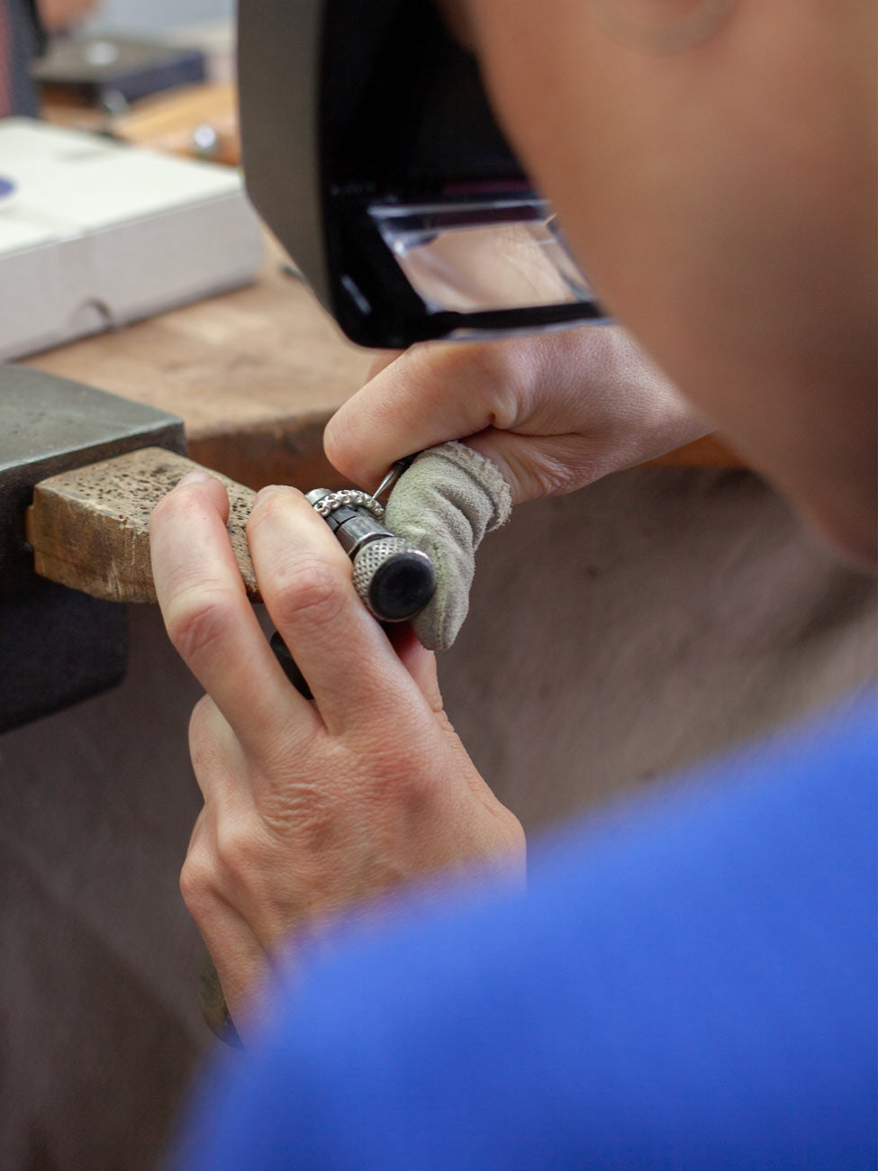 Schmuck gestalten im DIY Workshop Edelsteinfassen in der coopgold Schmuckwerkstatt Berlin — Steine selber setzen lernen