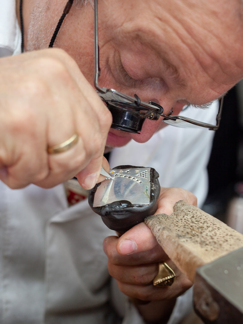 Steine setzen im Workshop Edelsteinfassen in der coopgold Schmuckwerkstatt Berlin — lerne Schmuck selber machen