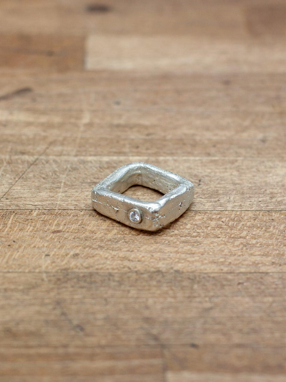 Ring aus Silber mit Stein im Workshop Edelsteinfassen in der coopgold Schmuckwerkstatt Berlin — DIY Schmuckgestaltung lernen