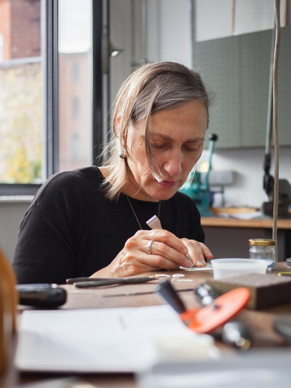 Susanne Matsché bei der Arbeit im Workshop Filigran in der coopgold Schmuckwerkstatt Berlin im Aufbau Haus