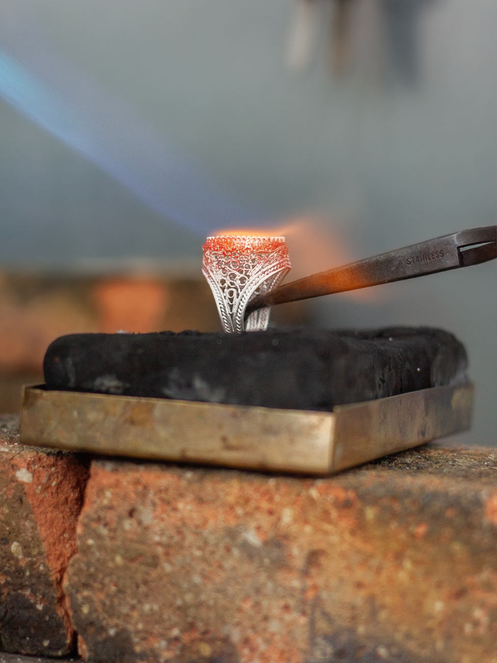 Ring aus Silber glühen im Workshop Filigran in der coopgold Schmuckwerkstatt Berlin mit Susanne Matsché