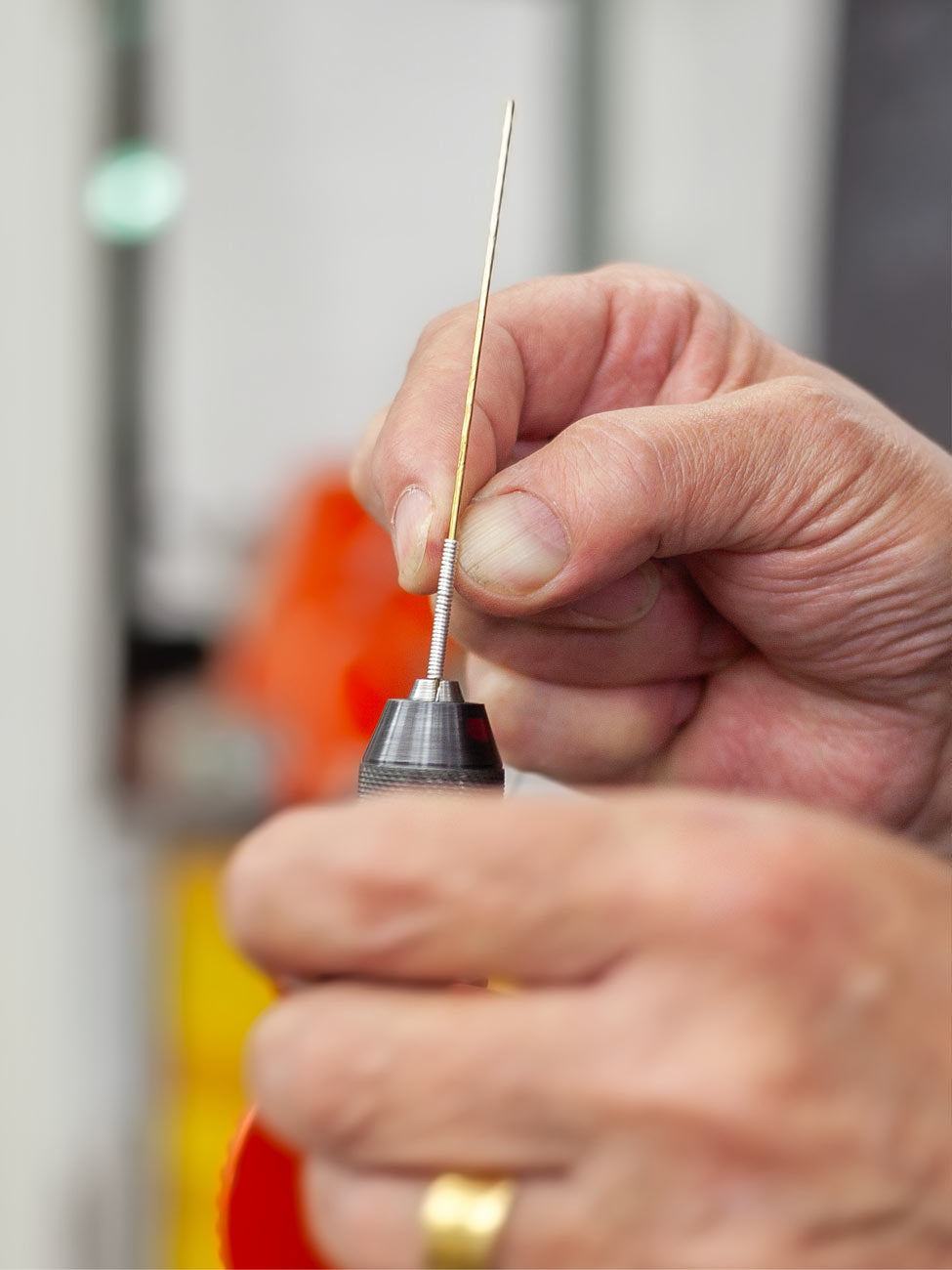 Aus Silberdraht Schmuck gestalten im DIY Workshop Filigran in der coopgold Schmuckwerkstatt Berlin mit Susanne Matsché