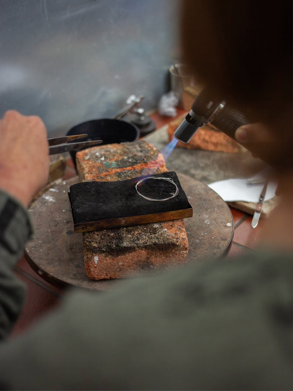 An der Werkbank im Filigran Workshop mit in der coopgold Berlin Schmuckwerkstatt — DIY Schmuckmachen lernen mit Silberdraht