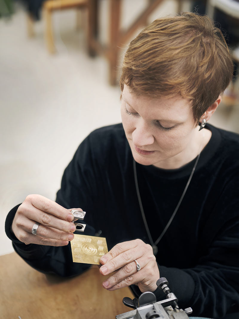 Schmuckgestaltung im DIY Workshop Guillochieren in der coopgold Schmuckwerkstatt Berlin mit Frieda Dörfer