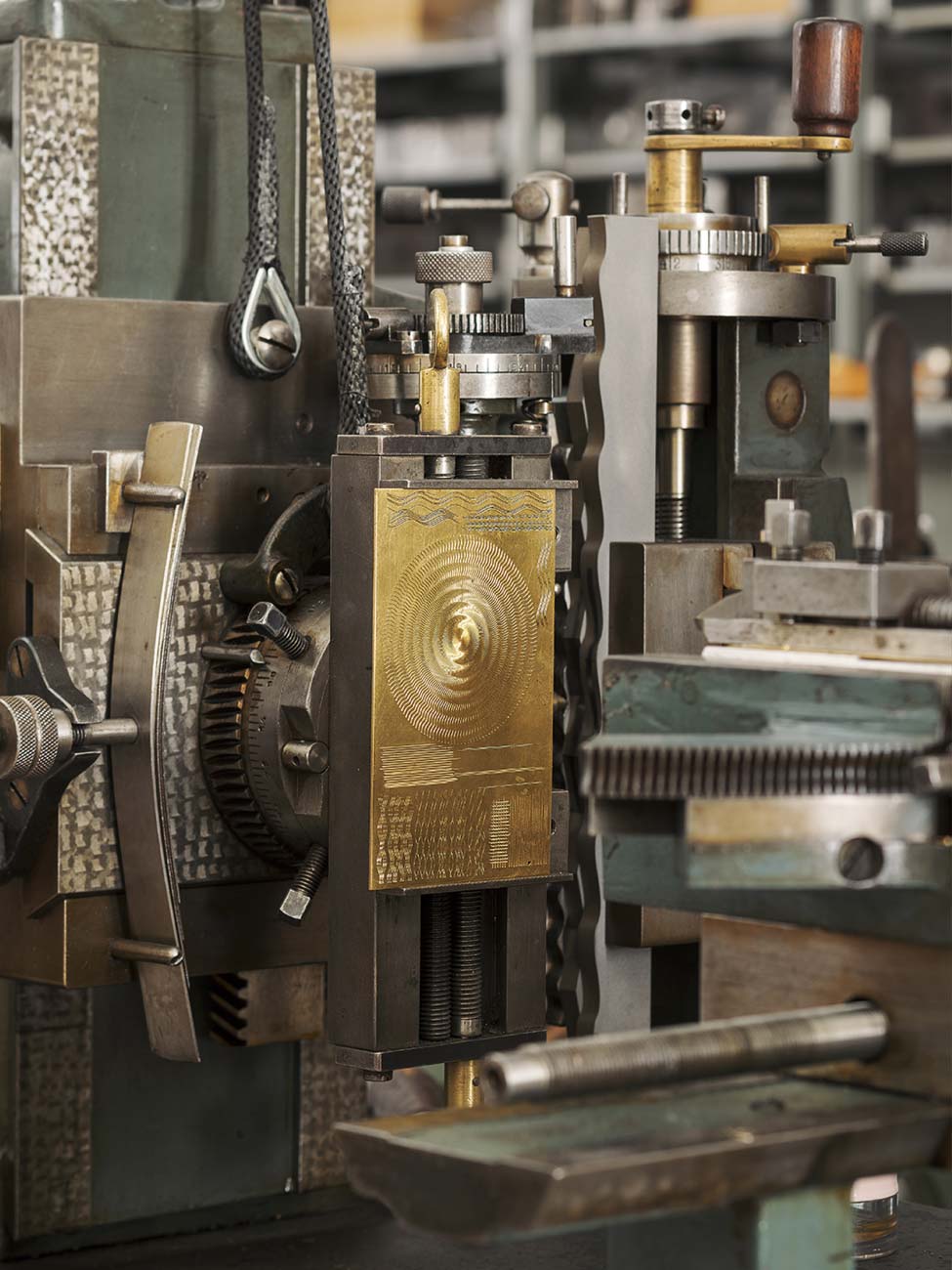 DIY Workshop Guillochieren in der coopgold Schmuckwerkstatt Berlin mit Frieda Dörfer — Schmuck selber machen an historischen Maschinen