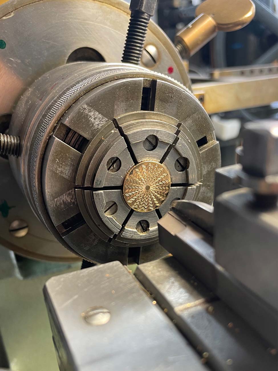 Lerne kreative Schmuckgestaltung im Workshop Guillochieren in der coopgold Schmuckwerkstatt Berlin mit Frieda Dörfer